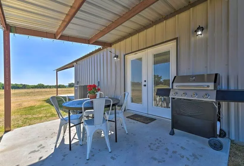 Modern Stephenville Farmhouse: 8 Mi To Dtwn!