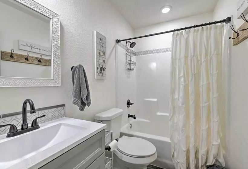 Modern Stephenville Farmhouse: 8 Mi To Dtwn!