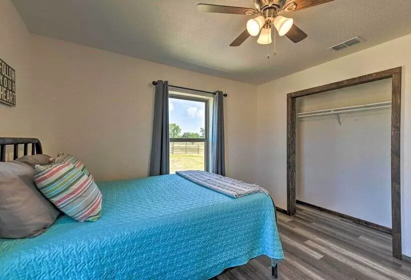 Modern Stephenville Farmhouse: 8 Mi To Dtwn!