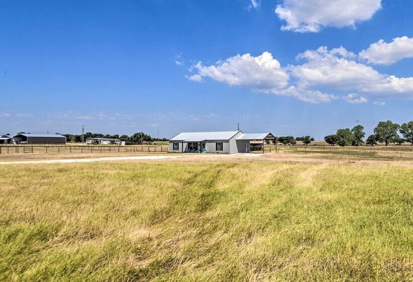 Modern Stephenville Farmhouse: 8 Mi To Dtwn!