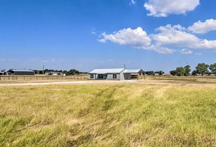 Modern Stephenville Farmhouse: 8 Mi To Dtwn!