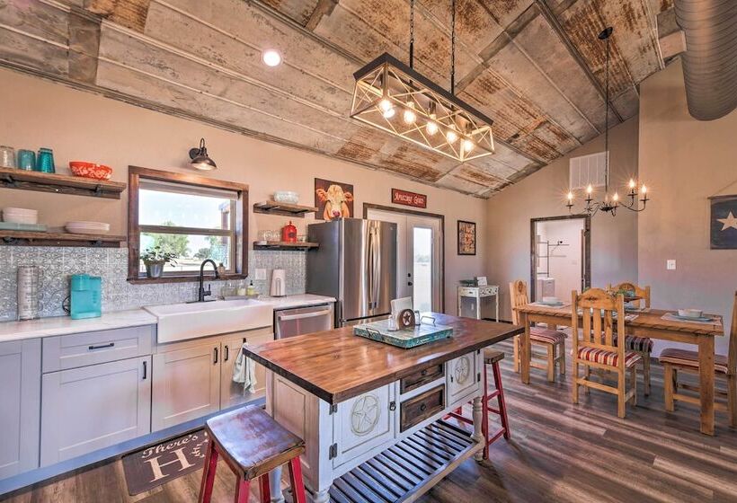 Modern Stephenville Farmhouse: 8 Mi To Dtwn!