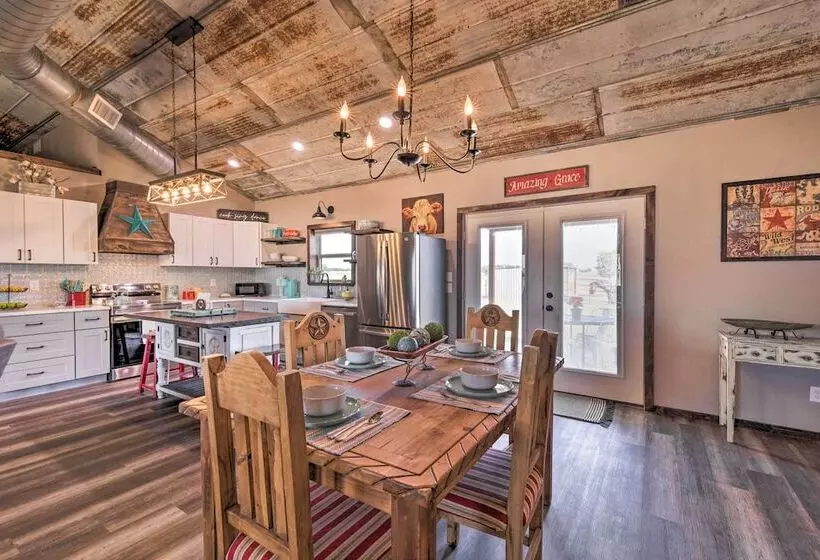 Modern Stephenville Farmhouse: 8 Mi To Dtwn!