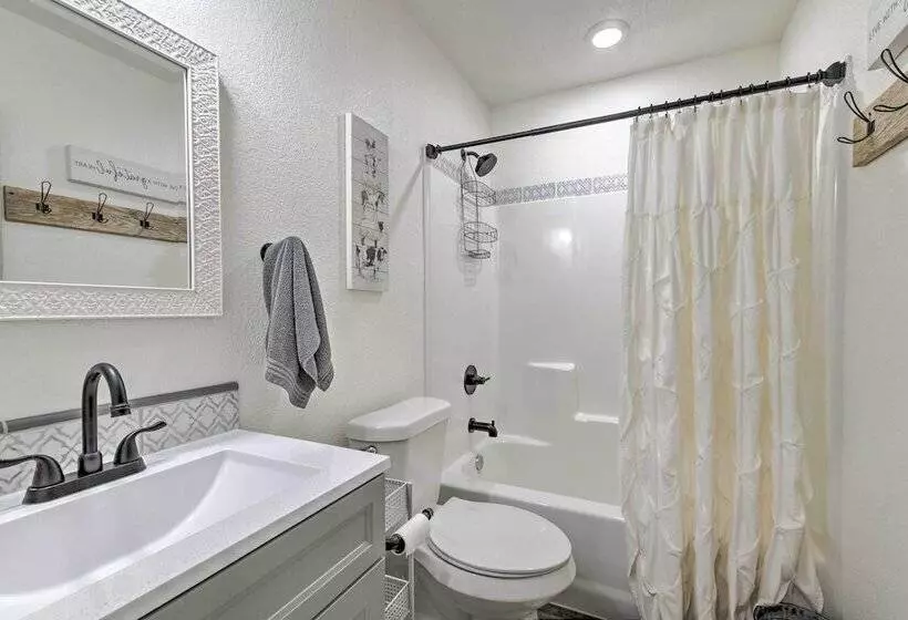 Modern Stephenville Farmhouse: 8 Mi To Dtwn!