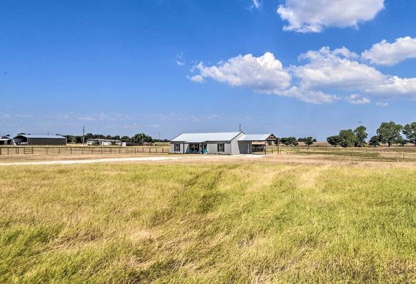 Modern Stephenville Farmhouse: 8 Mi To Dtwn!