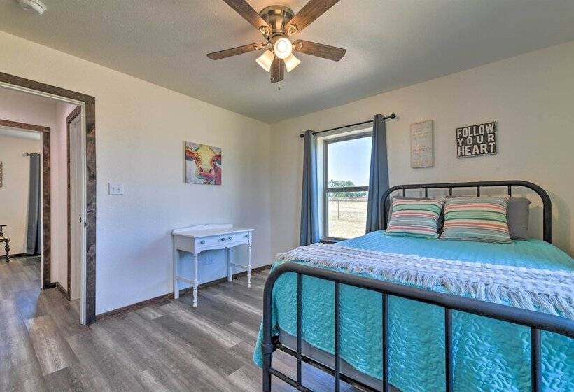 Modern Stephenville Farmhouse: 8 Mi To Dtwn!