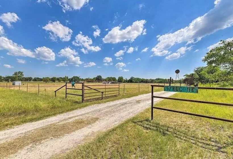 Modern Stephenville Farmhouse: 8 Mi To Dtwn!