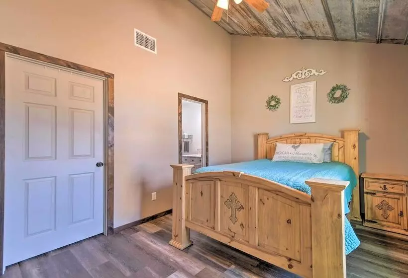 Modern Stephenville Farmhouse: 8 Mi To Dtwn!