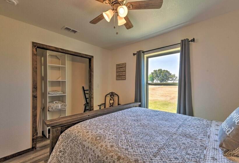 Modern Stephenville Farmhouse: 8 Mi To Dtwn!