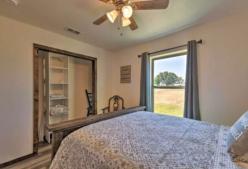 Modern Stephenville Farmhouse: 8 Mi To Dtwn!
