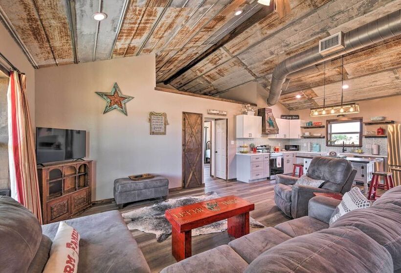 Modern Stephenville Farmhouse: 8 Mi To Dtwn!