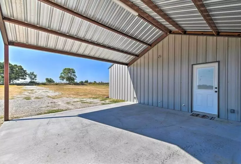 Modern Stephenville Farmhouse: 8 Mi To Dtwn!