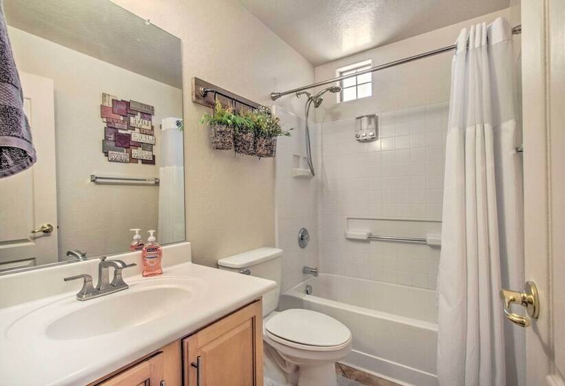 North Phoenix Home W/ Community Pools!