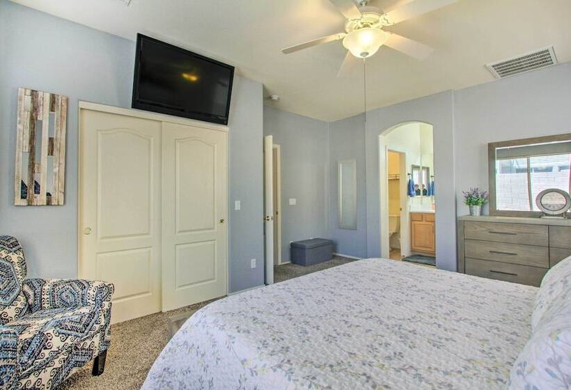 North Phoenix Home W/ Community Pools!