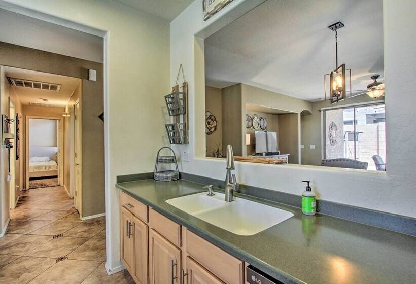 North Phoenix Home W/ Community Pools!