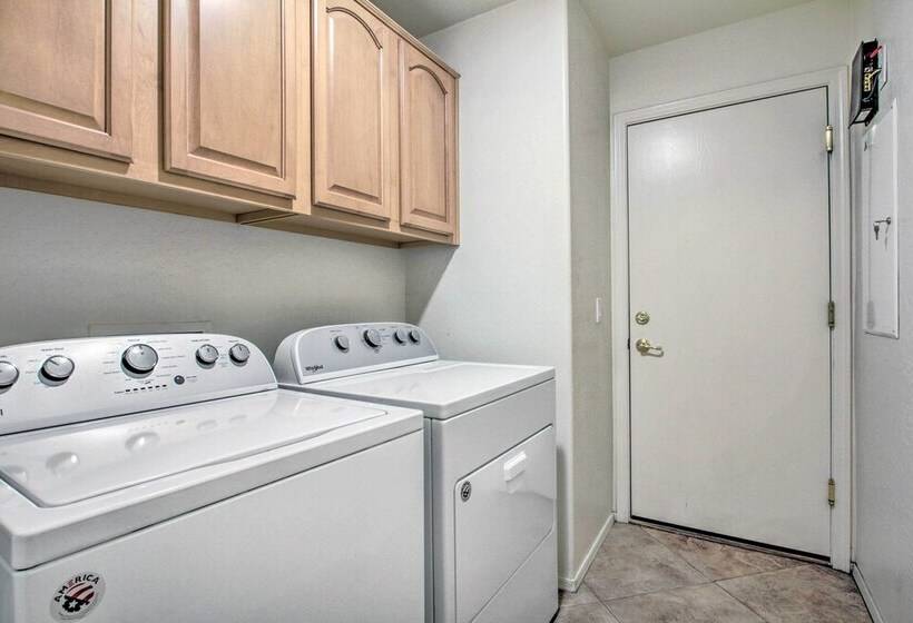 North Phoenix Home W/ Community Pools!