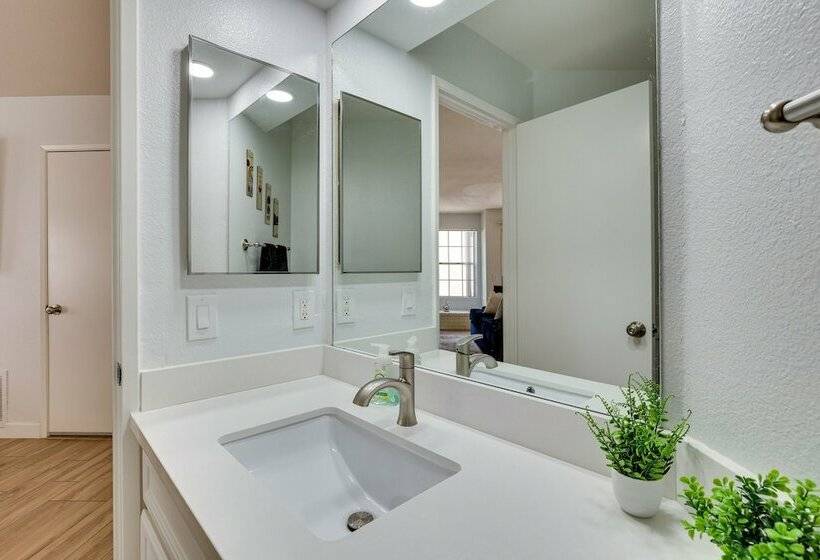 Oceanside Vacation Home W/ Gas Grill + Patio