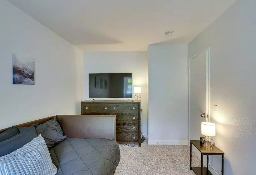 Oceanside Vacation Home W/ Gas Grill + Patio