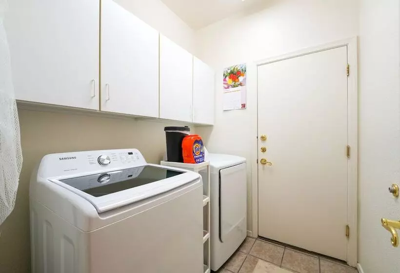 Peoria Home W/ Hot Tub ~ 8 Mi To Sports Complex!