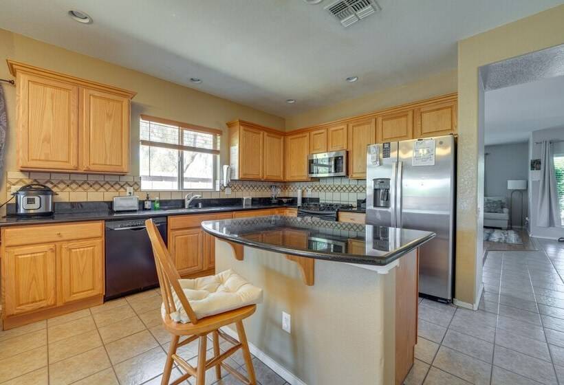 Peoria Home W/ Hot Tub ~ 8 Mi To Sports Complex!