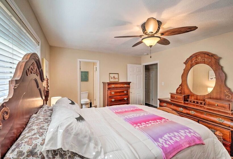 Pet Friendly Home ~ 6 Mi To Downtown Fort Worth!