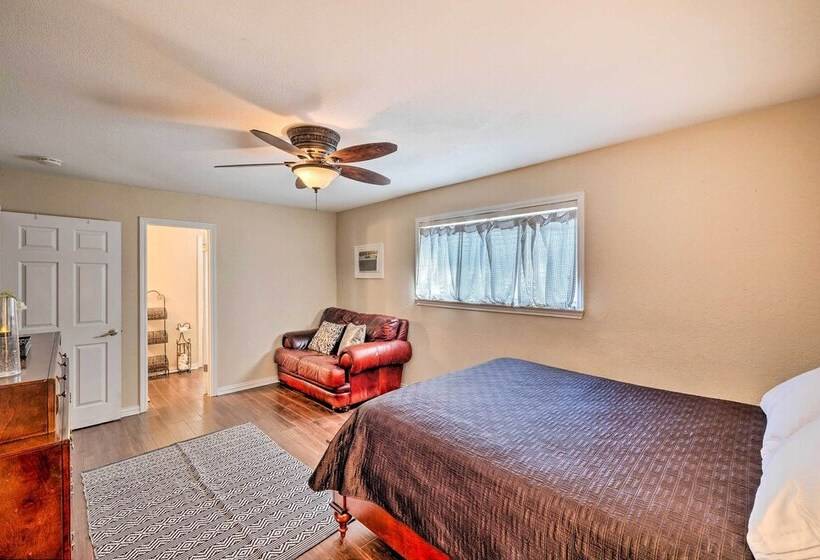 Pet Friendly Home ~ 6 Mi To Downtown Fort Worth!