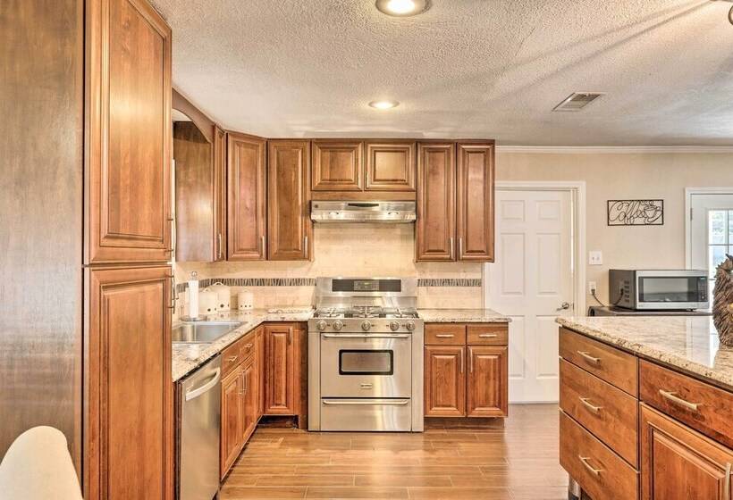 Pet Friendly Home ~ 6 Mi To Downtown Fort Worth!