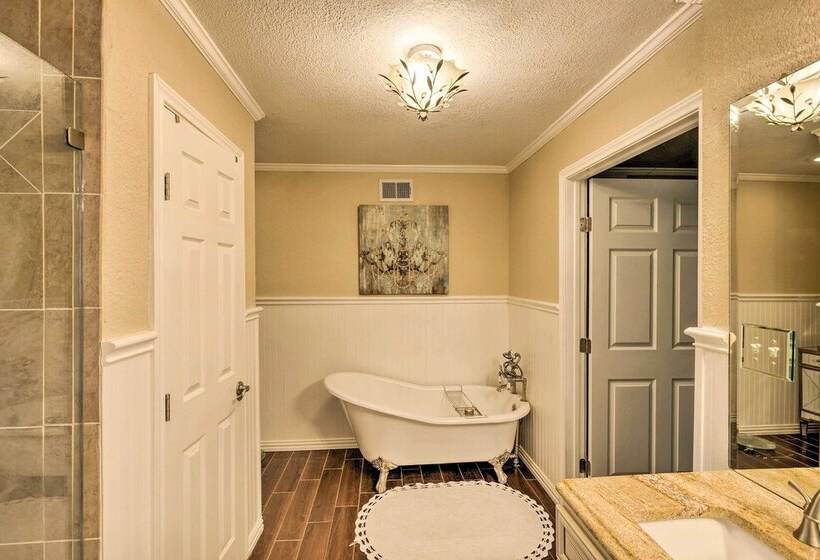 Pet Friendly Home ~ 6 Mi To Downtown Fort Worth!