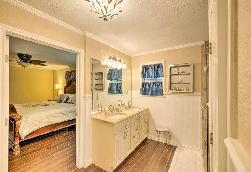 Pet Friendly Home ~ 6 Mi To Downtown Fort Worth!