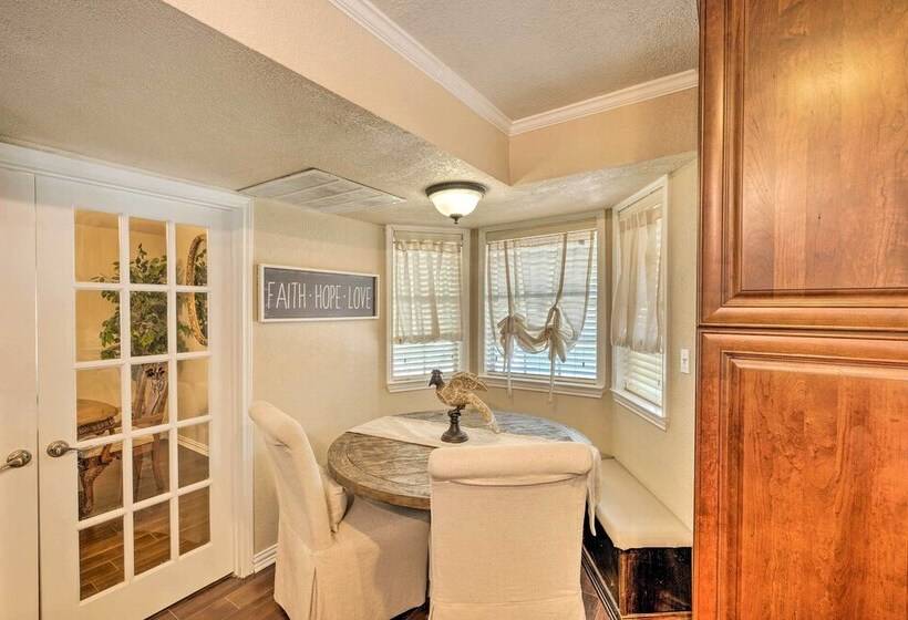 Pet Friendly Home ~ 6 Mi To Downtown Fort Worth!
