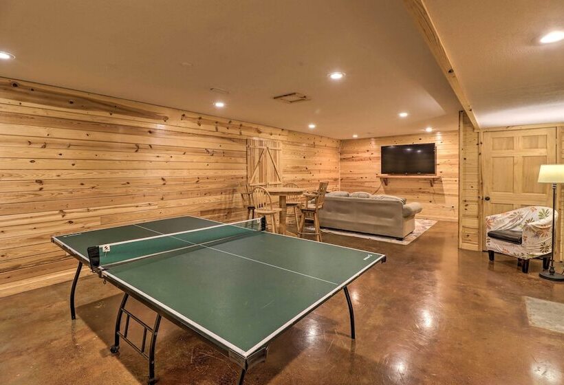 Piney Bluff Retreat With Mountain Views!