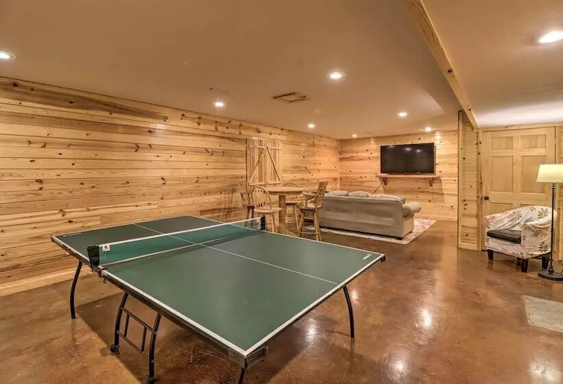 Piney Bluff Retreat With Mountain Views!