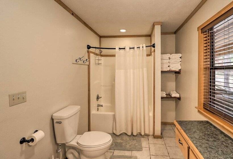 Piney Bluff Retreat With Mountain Views!