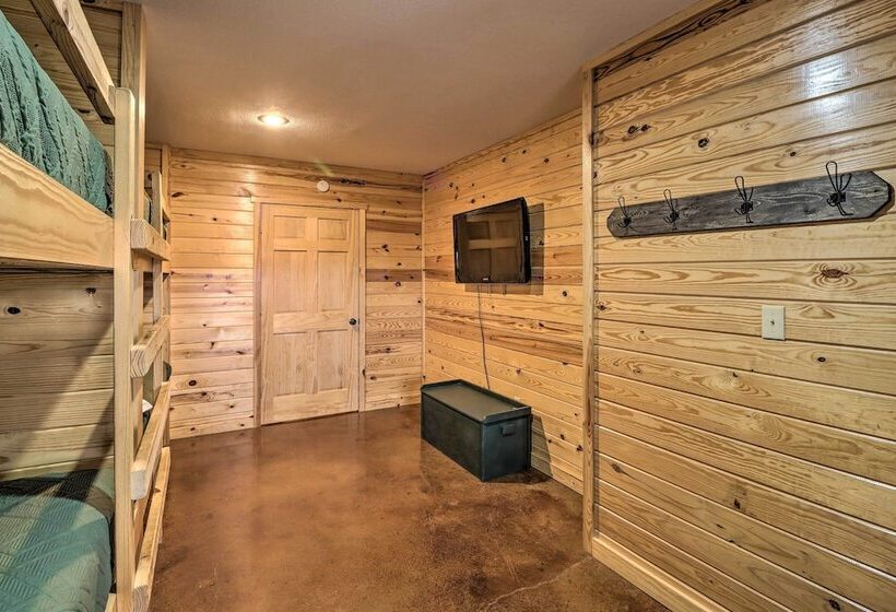 Piney Bluff Retreat With Mountain Views!