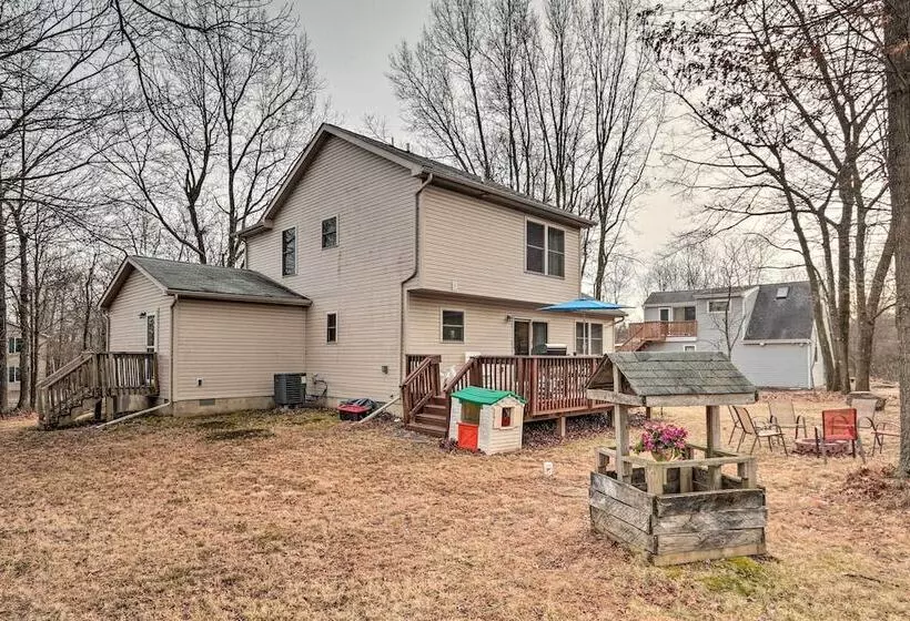 Walk To Pool & Lake: Albrightsville Vacation Home!