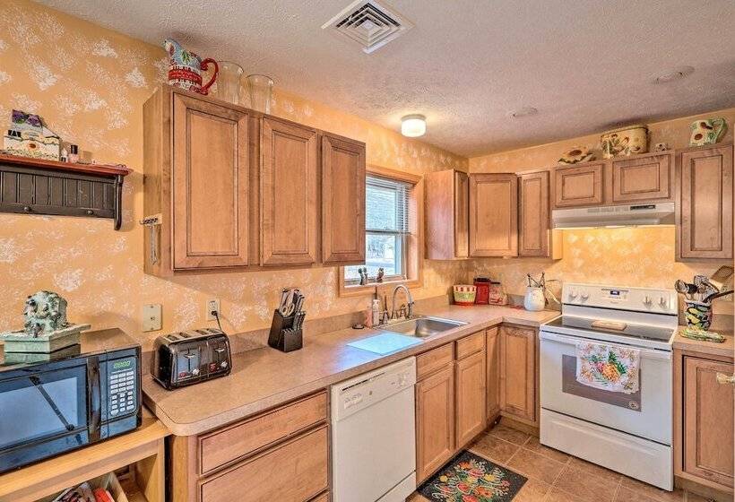 Walk To Pool & Lake: Albrightsville Vacation Home!