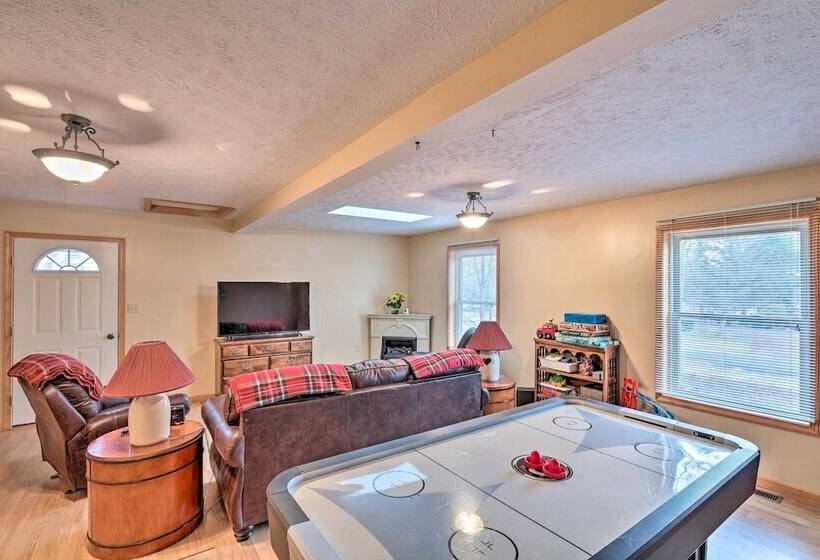 Walk To Pool & Lake: Albrightsville Vacation Home!