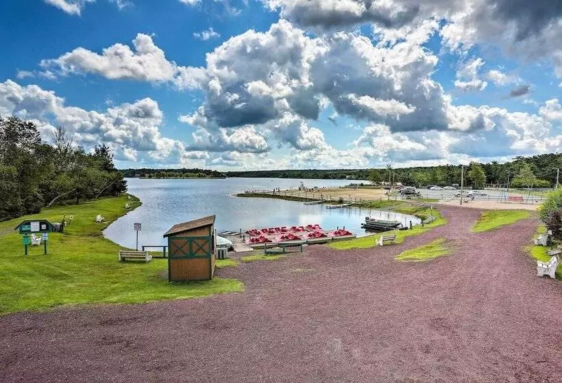 Walk To Pool & Lake: Albrightsville Vacation Home!