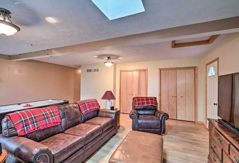 Walk To Pool & Lake: Albrightsville Vacation Home!