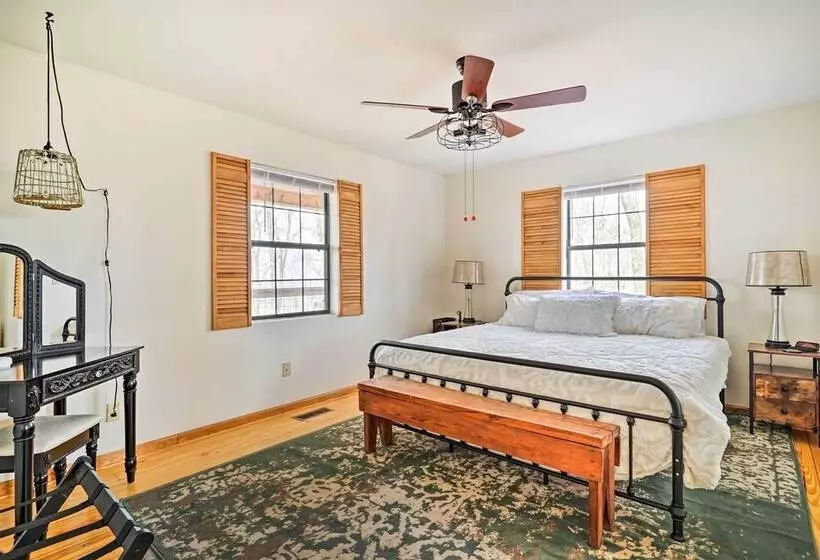 Renovated Cabin W/ Decks, Views, & Fire Pit!