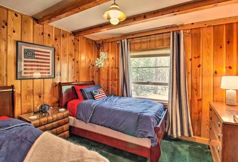 1 Mi To Rainbow Lake: Lakeside Cabin W/ Deck!