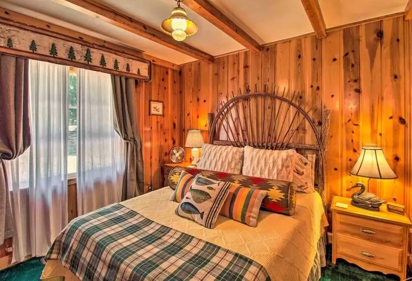 1 Mi To Rainbow Lake: Lakeside Cabin W/ Deck!