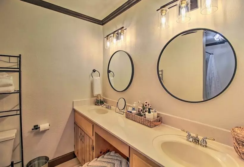 1 Mi To Rainbow Lake: Lakeside Cabin W/ Deck!