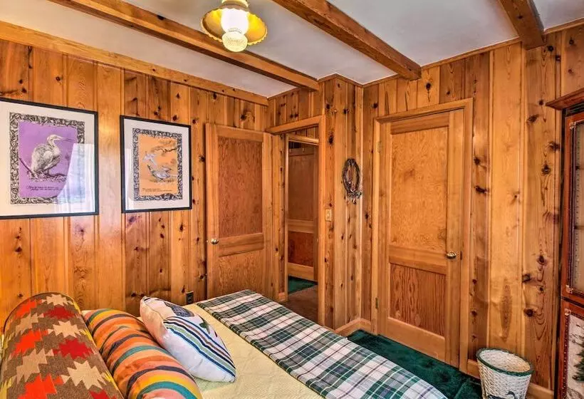 1 Mi To Rainbow Lake: Lakeside Cabin W/ Deck!