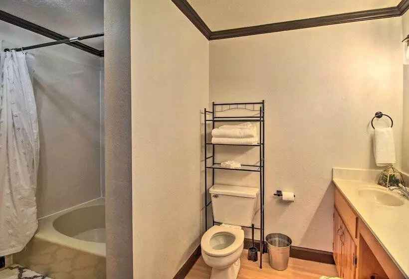 1 Mi To Rainbow Lake: Lakeside Cabin W/ Deck!