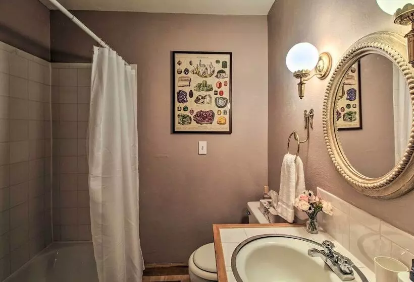 1 Mi To Rainbow Lake: Lakeside Cabin W/ Deck!