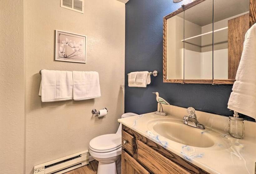 Pet Friendly Lakeside Hideaway ~ 1 Mi To Downtown!