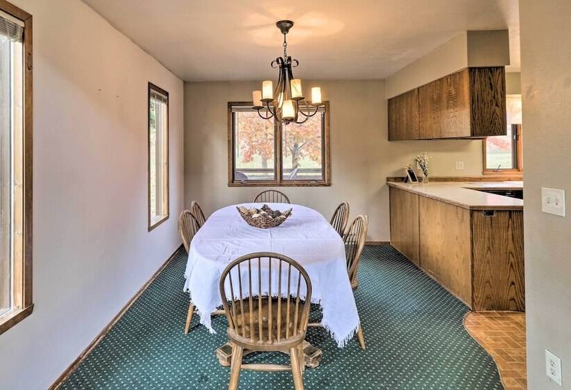 Pet Friendly Lakeside Hideaway ~ 1 Mi To Downtown!
