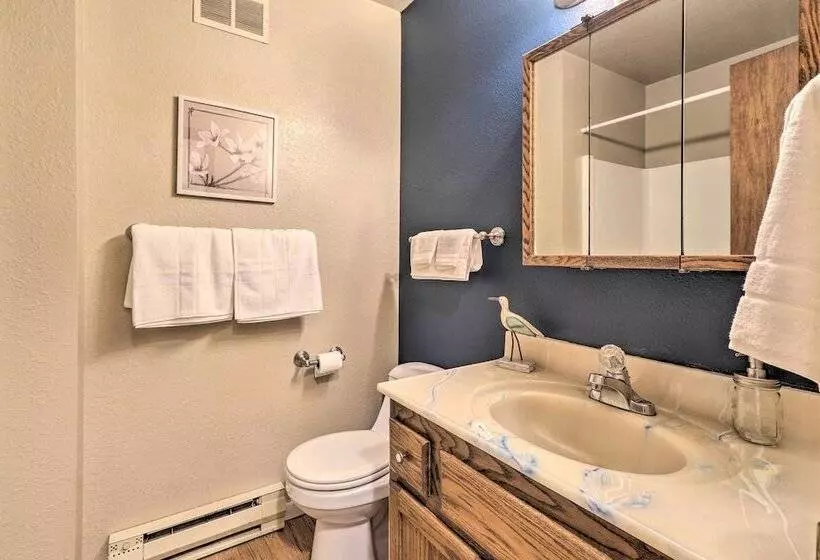 Pet Friendly Lakeside Hideaway ~ 1 Mi To Downtown!