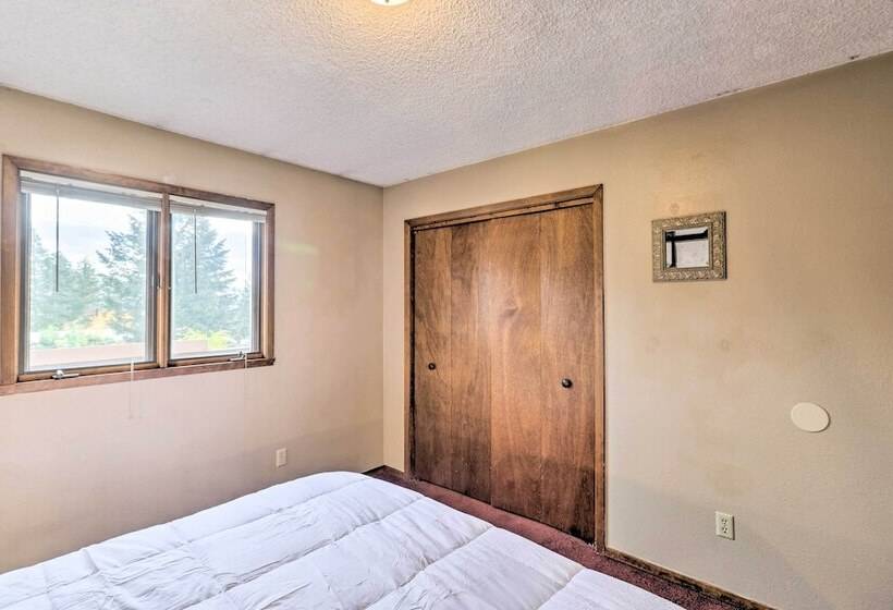 Pet Friendly Lakeside Hideaway ~ 1 Mi To Downtown!